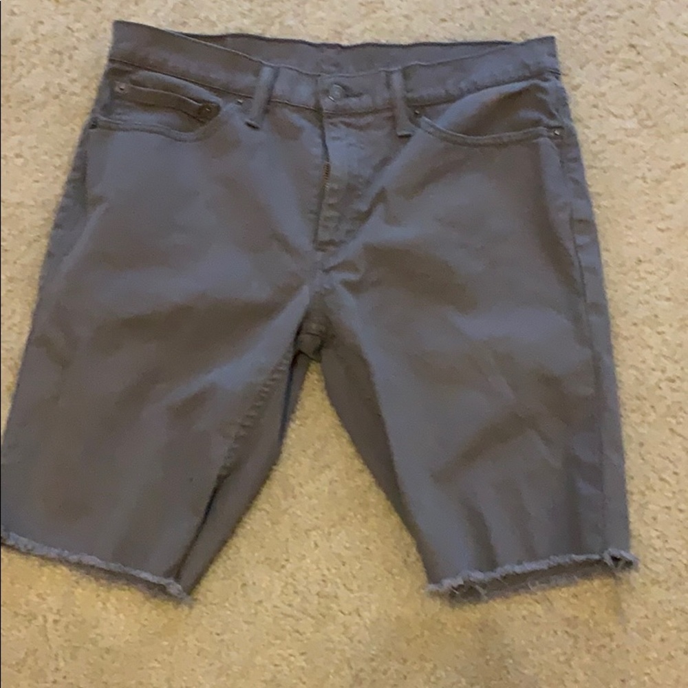Gray Levi’s shorts